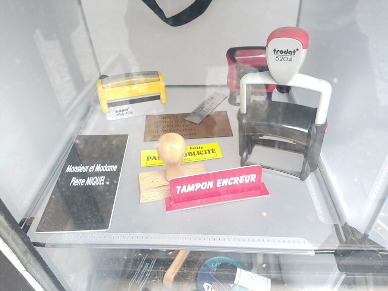 Tampon encreur, travaux imprimerie, carte visite, plaque boite aux lettres
